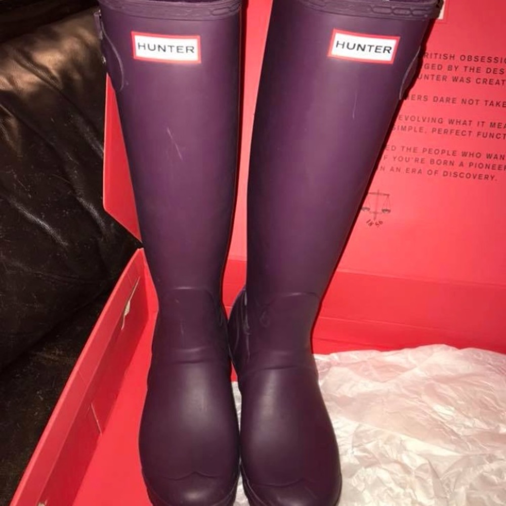 Hunter size 8. Minor scuffs in the boot.